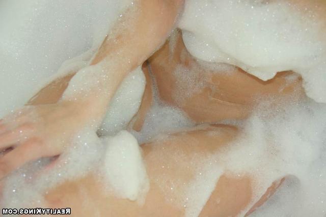 Кареглазая телка раздевается в комнате и светит телом в ванной 16 фото Кареглазая телка раздевается в комнате и светит телом в ванной 16 фото