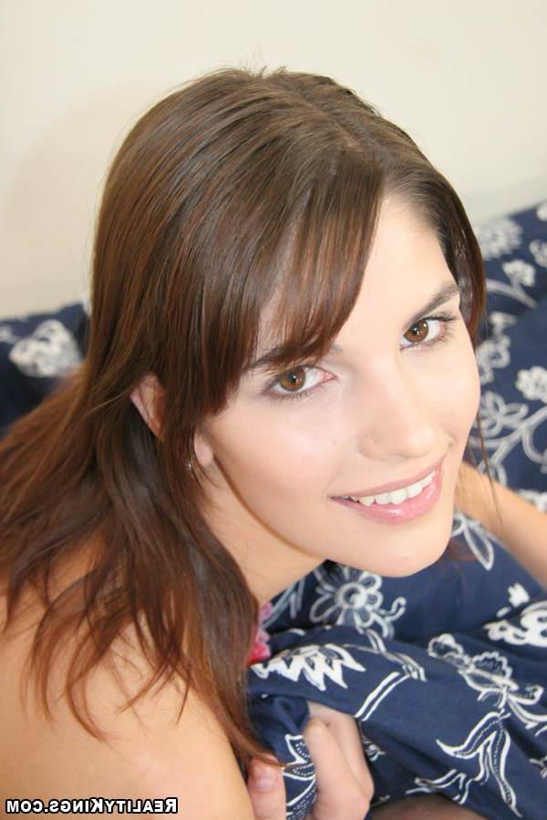 Кареглазая телка раздевается в комнате и светит телом в ванной 2 фото Кареглазая телка раздевается в комнате и светит телом в ванной 2 фото