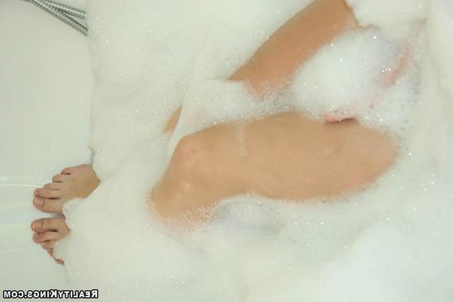 Кареглазая телка раздевается в комнате и светит телом в ванной 14 фото Кареглазая телка раздевается в комнате и светит телом в ванной 14 фото