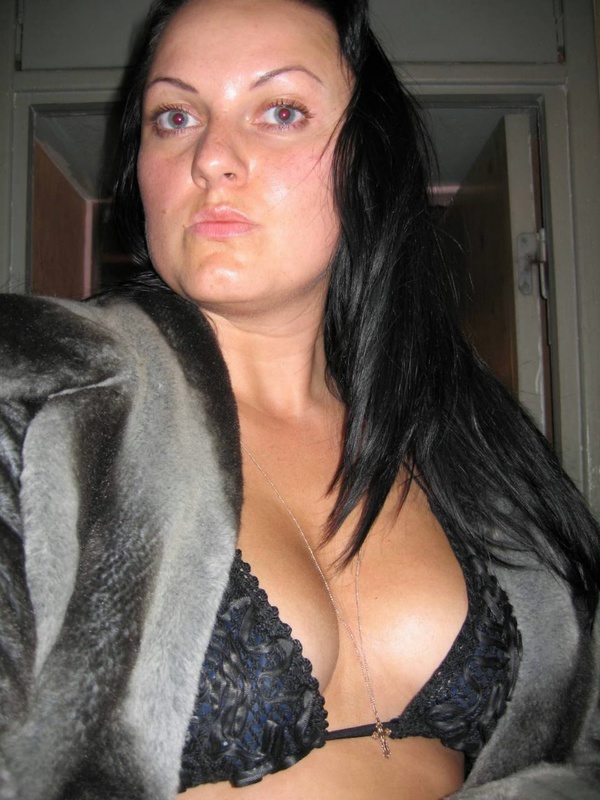 Толстозадая брюнетка с серыми глазами позирует на камеру 1 фото Толстозадая брюнетка с серыми глазами позирует на камеру 1 фото