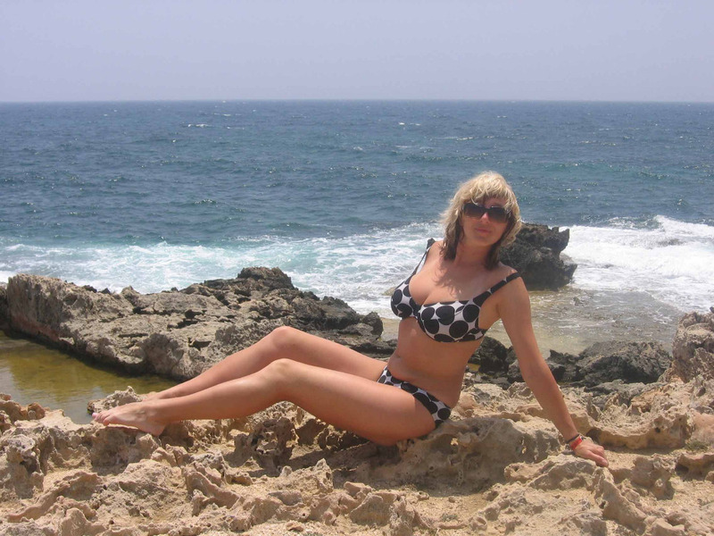 Разведенная баба с натуральными дойками позирует на курорте 2 фото Разведенная баба с натуральными дойками позирует на курорте 2 фото