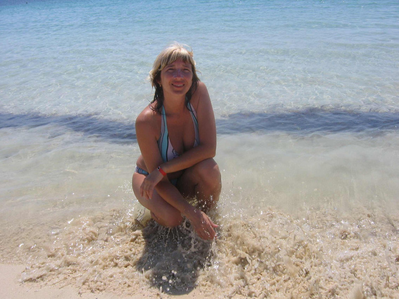 Разведенная баба с натуральными дойками позирует на курорте 3 фото Разведенная баба с натуральными дойками позирует на курорте 3 фото