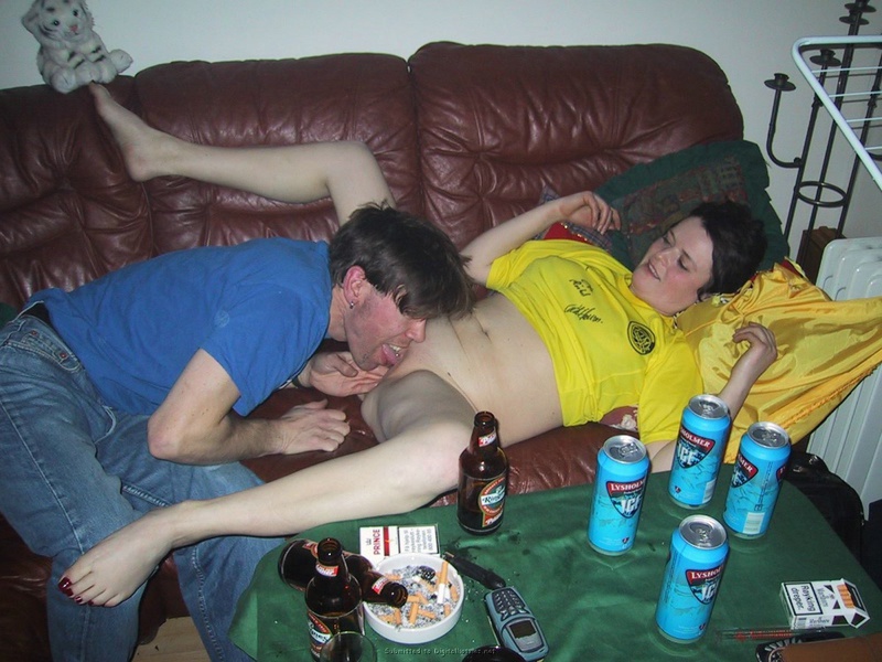 Фетишистка трахается с неопрятными друзьями 2 фото Фетишистка трахается с неопрятными друзьями 2 фото