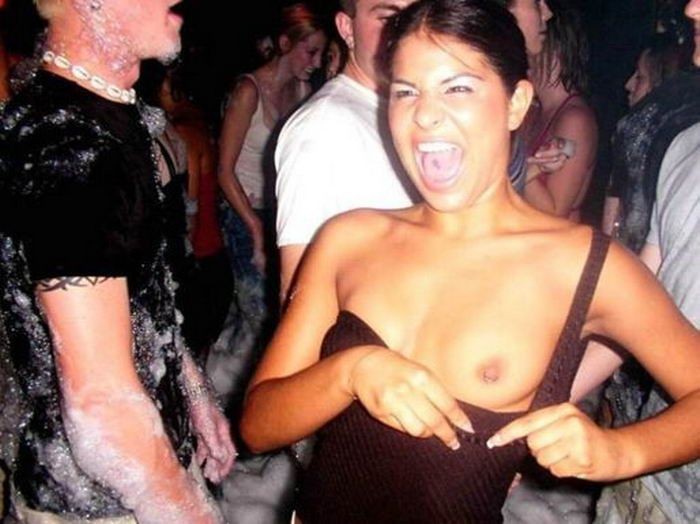 Студентки оголили бюсты на пенной вечеринке 1 фото Студентки оголили бюсты на пенной вечеринке 1 фото