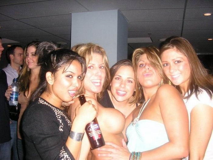 Студентки оголили бюсты на пенной вечеринке 11 фото Студентки оголили бюсты на пенной вечеринке 11 фото