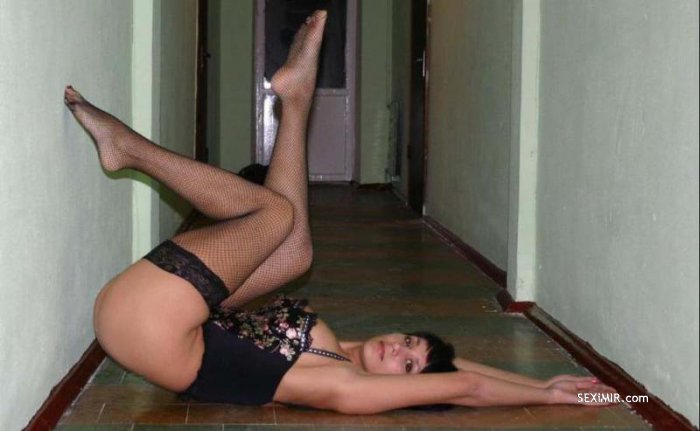 Грудастая особа обнажает свои формы в публичных местах 10 фото Грудастая особа обнажает свои формы в публичных местах 10 фото