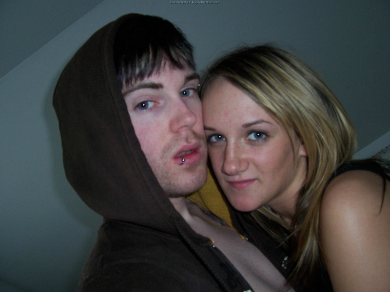 Бойфренд лижет и трахает бритую письку домашней телочки 2 фото Бойфренд лижет и трахает бритую письку домашней телочки 2 фото