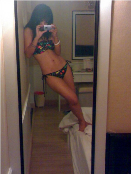 Красивые цыпочки делают селфи прелестей в ванной 3 фото Красивые цыпочки делают селфи прелестей в ванной 3 фото