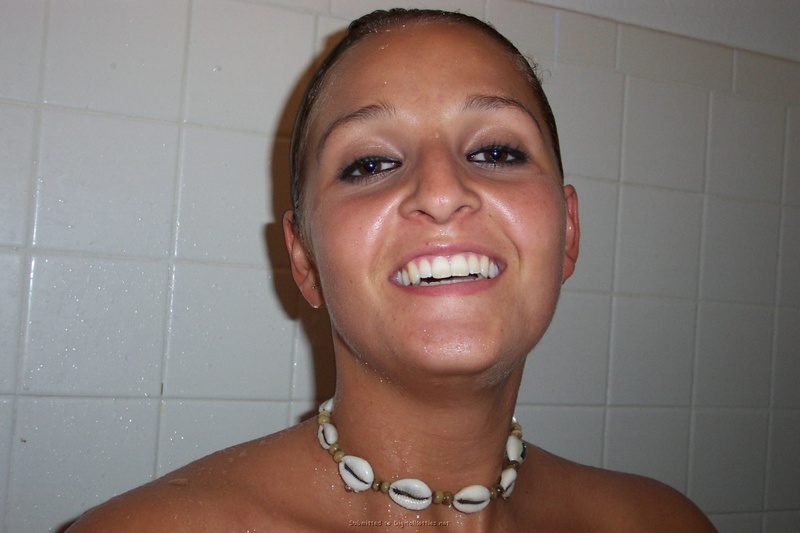 Улыбчивая подруга принимает душ в хорошем настроении 12 фото Улыбчивая подруга принимает душ в хорошем настроении 12 фото