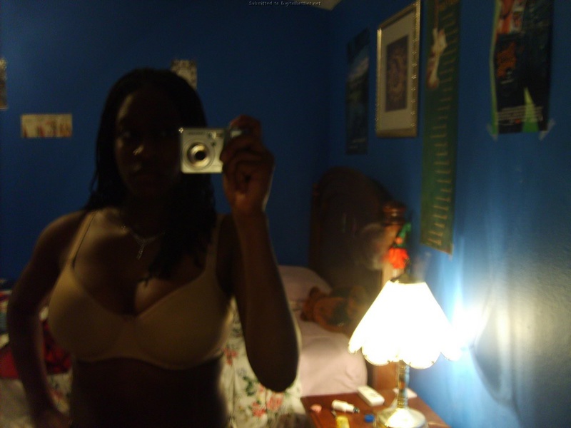 Мулатка с косичками разделась в ванной 3 фото Мулатка с косичками разделась в ванной 3 фото