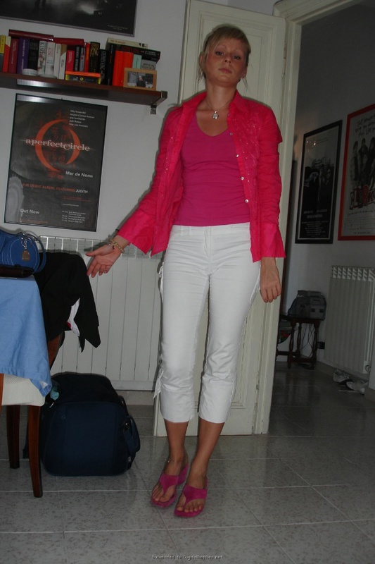 Голая блонда позирует на камеру 17 фото Голая блонда позирует на камеру 17 фото