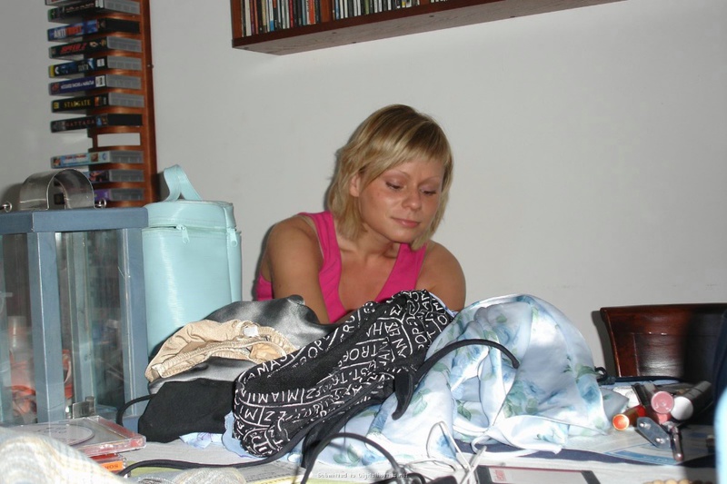 Голая блонда позирует на камеру 15 фото Голая блонда позирует на камеру 15 фото