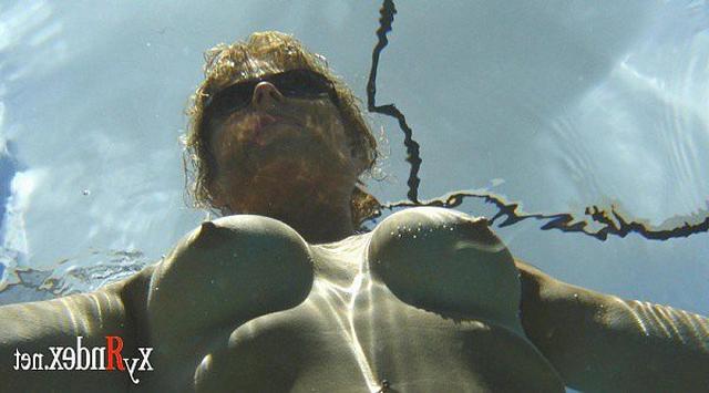 Сексуальные девушки загорают топлес на пляже 9 фото Сексуальные девушки загорают топлес на пляже 9 фото