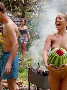 Молодые тёлки без одежды дома и на природе