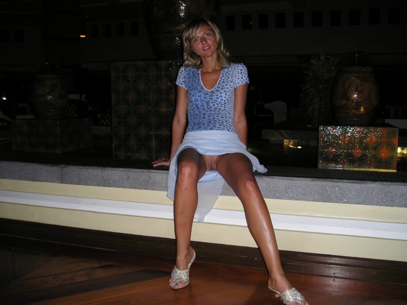 Длинноногая чикса оголила бритую киску и подрачила перед камерой 2 фото Длинноногая чикса оголила бритую киску и подрачила перед камерой 2 фото