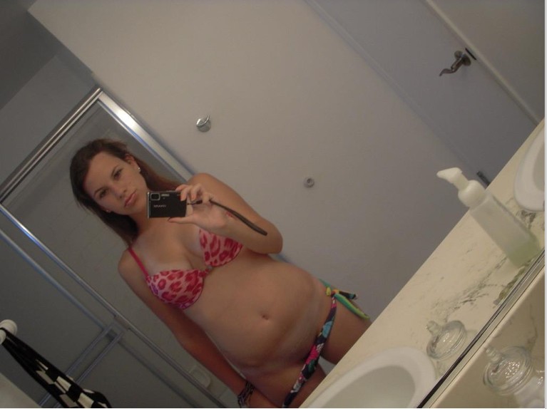 Откровенные селфи стройных девушек перед зеркалом 4 фото Откровенные селфи стройных девушек перед зеркалом 4 фото