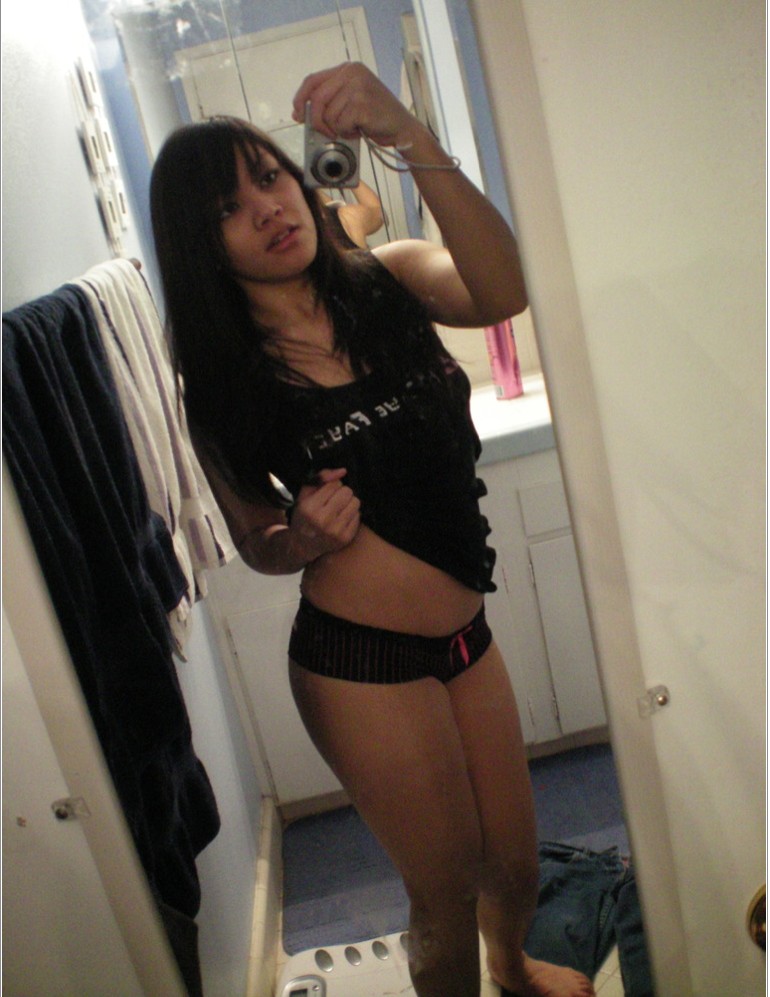 Откровенные селфи стройных девушек перед зеркалом 8 фото Откровенные селфи стройных девушек перед зеркалом 8 фото