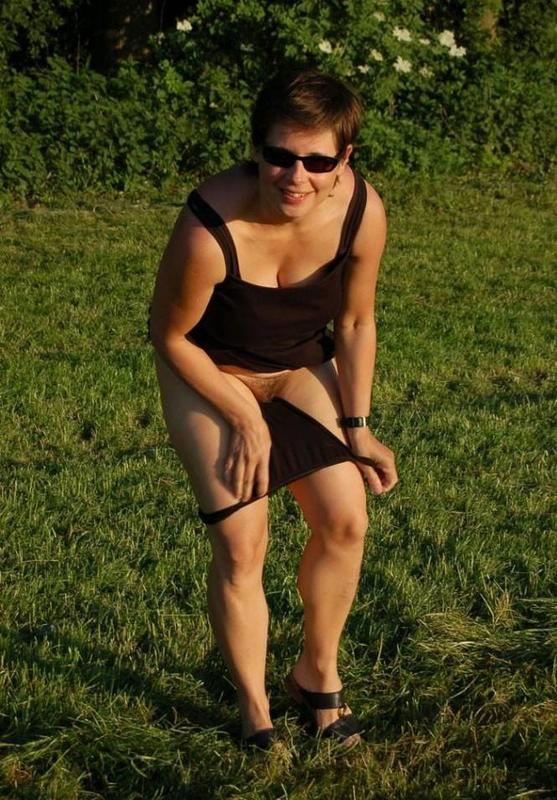 Женщина за 40 обнажила сиськи в поле 7 фото Женщина за 40 обнажила сиськи в поле 7 фото