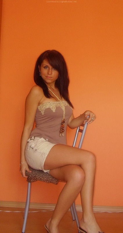 Частные снимки загорелой туристки на улице и дома 5 фото Частные снимки загорелой туристки на улице и дома 5 фото