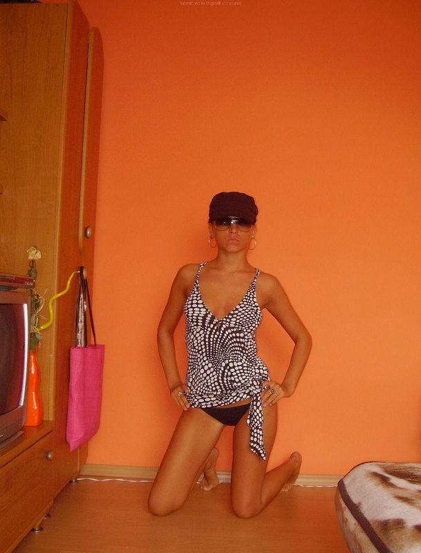 Частные снимки загорелой туристки на улице и дома 7 фото Частные снимки загорелой туристки на улице и дома 7 фото