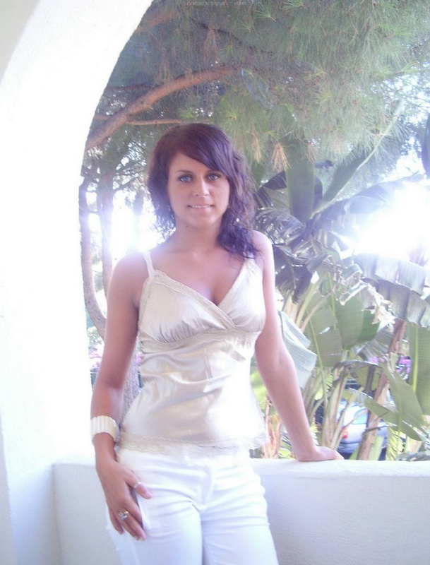 Частные снимки загорелой туристки на улице и дома 1 фото Частные снимки загорелой туристки на улице и дома 1 фото