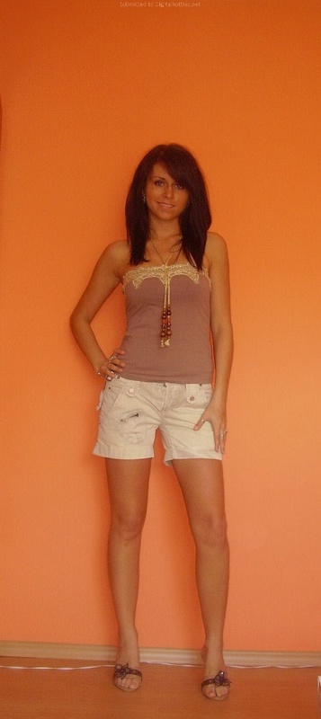 Частные снимки загорелой туристки на улице и дома 4 фото Частные снимки загорелой туристки на улице и дома 4 фото