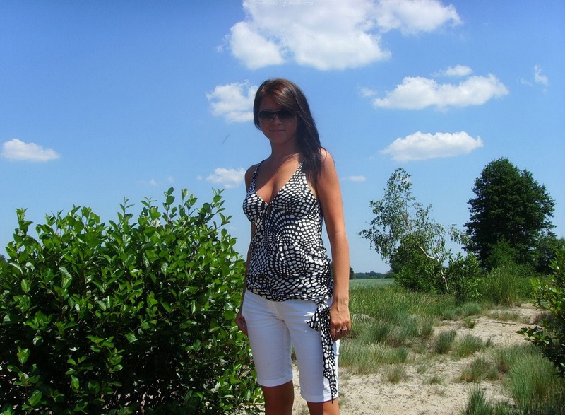 Частные снимки загорелой туристки на улице и дома 15 фото Частные снимки загорелой туристки на улице и дома 15 фото