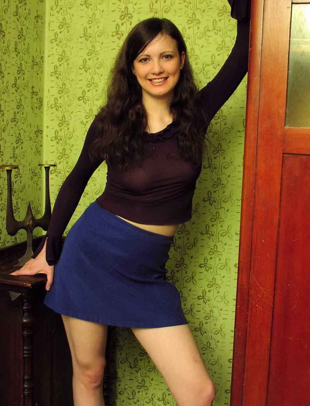 Брюнетка шустро лишает себя трусиков и всей одежды в комнате 1 фото Брюнетка шустро лишает себя трусиков и всей одежды в комнате 1 фото