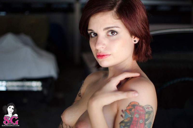 Девушка-автомеханик разделась в рабочем гараже 5 фото Девушка-автомеханик разделась в рабочем гараже 5 фото