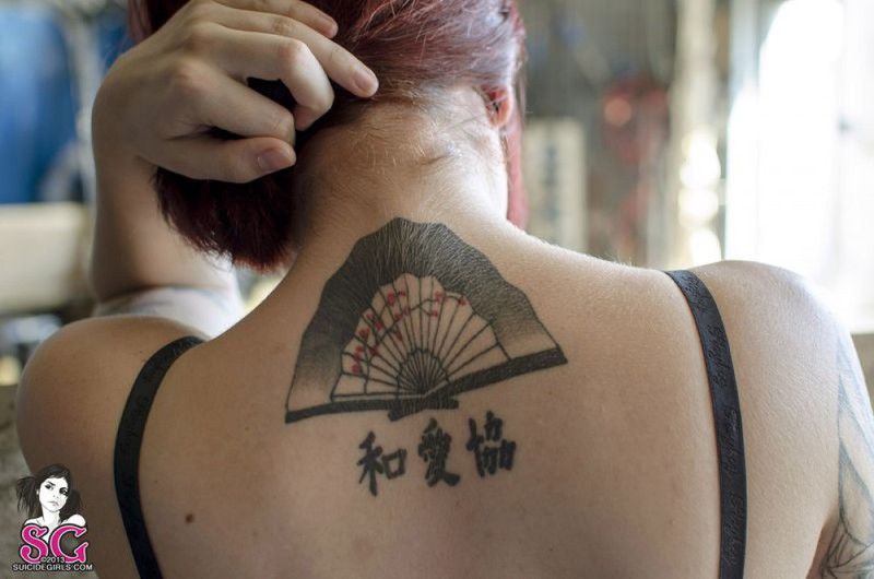 Девушка-автомеханик разделась в рабочем гараже 3 фото Девушка-автомеханик разделась в рабочем гараже 3 фото