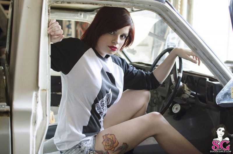 Девушка-автомеханик разделась в рабочем гараже 23 фото Девушка-автомеханик разделась в рабочем гараже 23 фото