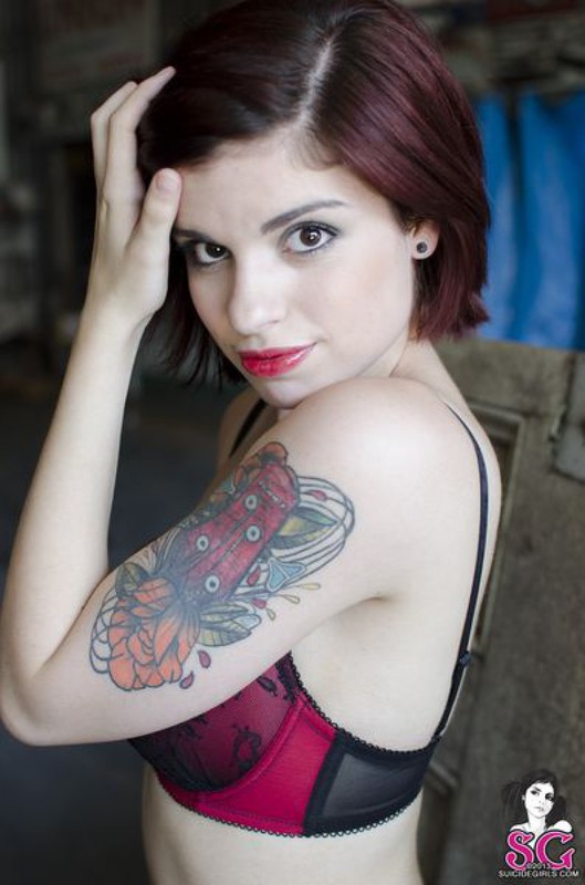 Девушка-автомеханик разделась в рабочем гараже 7 фото Девушка-автомеханик разделась в рабочем гараже 7 фото