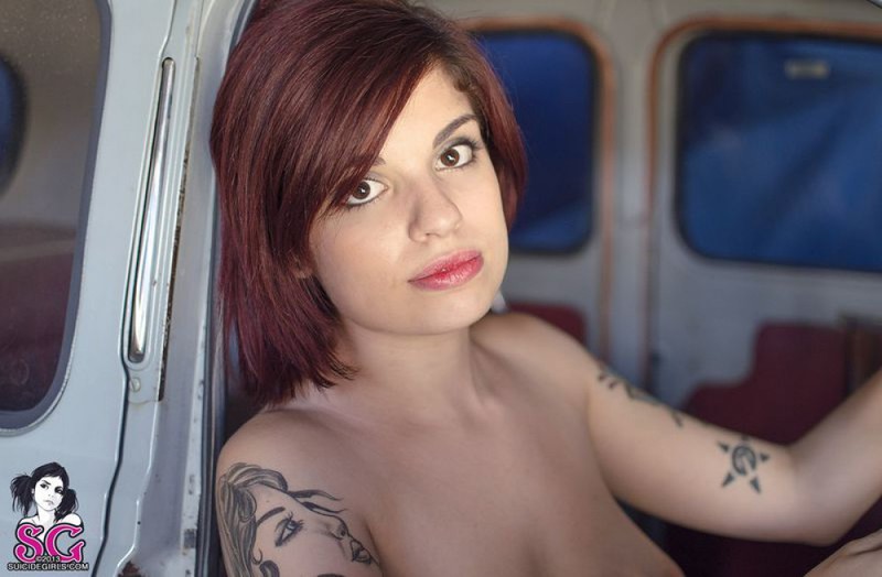 Девушка-автомеханик разделась в рабочем гараже 16 фото Девушка-автомеханик разделась в рабочем гараже 16 фото