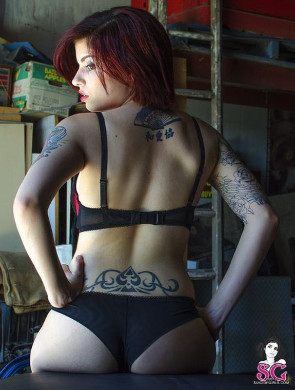 Девушка-автомеханик разделась в рабочем гараже 28 фото Девушка-автомеханик разделась в рабочем гараже 28 фото