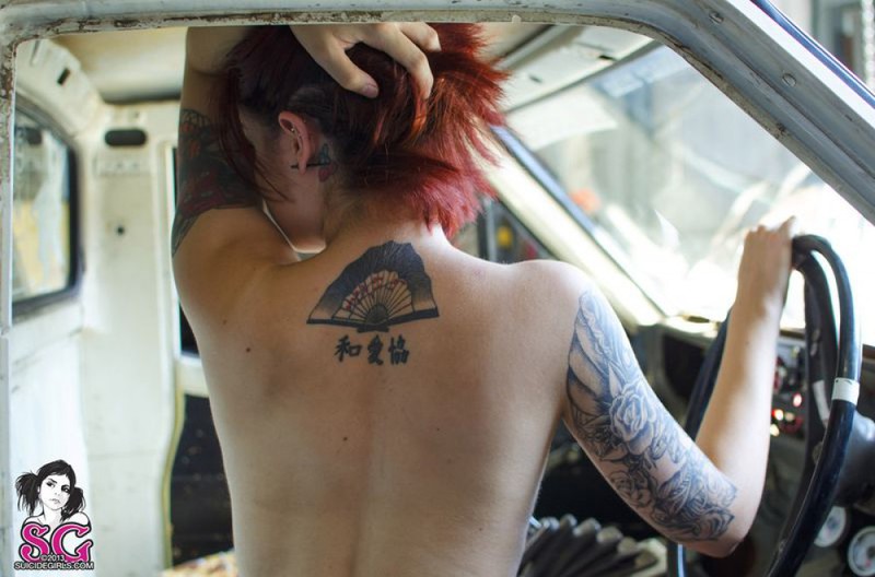 Девушка-автомеханик разделась в рабочем гараже 11 фото Девушка-автомеханик разделась в рабочем гараже 11 фото