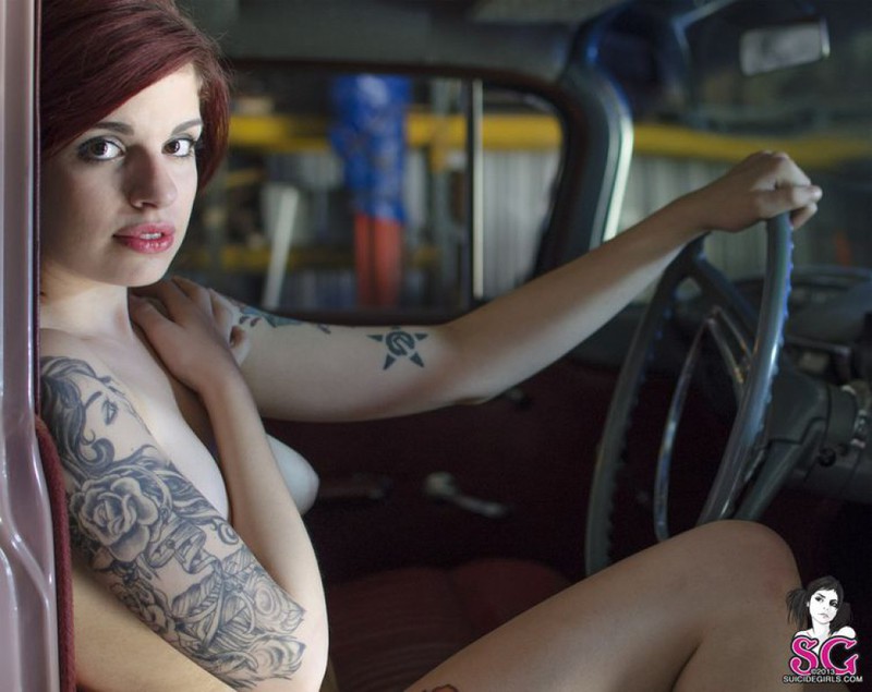 Девушка-автомеханик разделась в рабочем гараже 27 фото Девушка-автомеханик разделась в рабочем гараже 27 фото