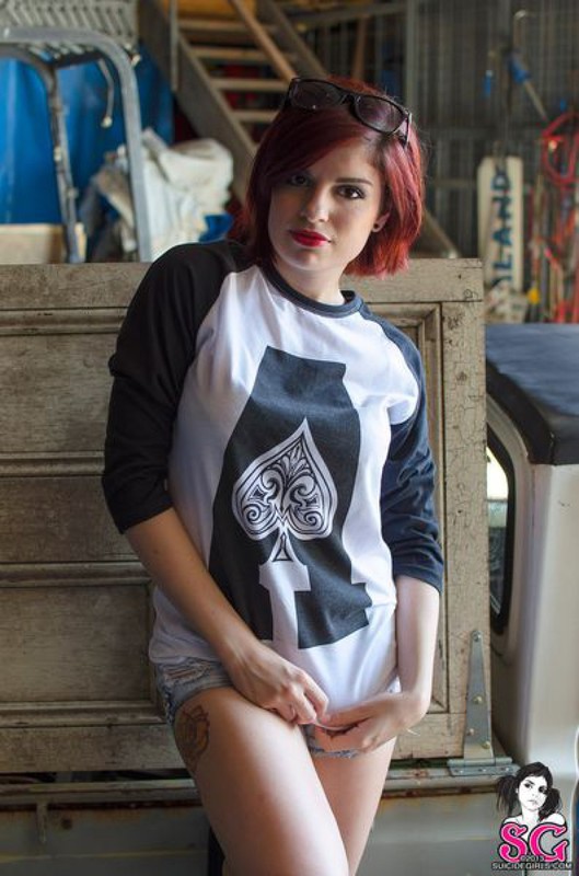 Девушка-автомеханик разделась в рабочем гараже 20 фото Девушка-автомеханик разделась в рабочем гараже 20 фото