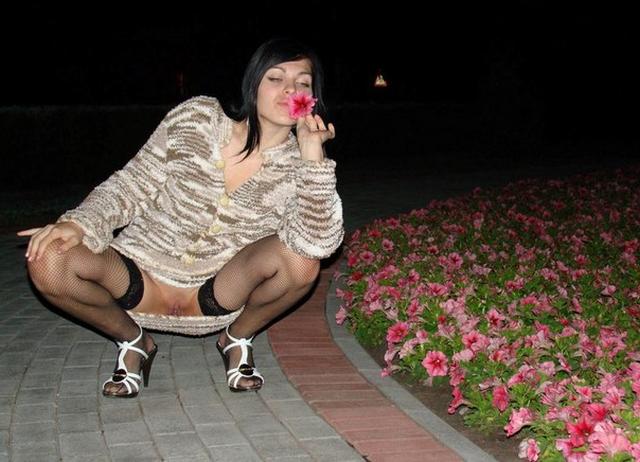 Раздевается в публичных местах на работе и на улице 16 фото Раздевается в публичных местах на работе и на улице 16 фото