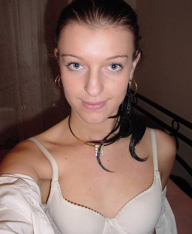 Брюнетка с чешущейся киской делает селфи 2 фото Брюнетка с чешущейся киской делает селфи 2 фото