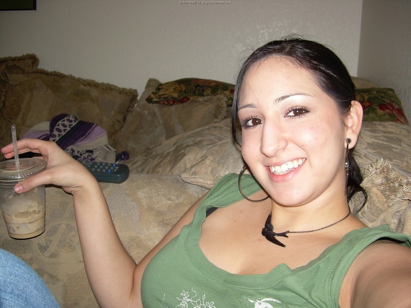 Знойная брюнетка собирается раздеться прямо сейчас 23 фото Знойная брюнетка собирается раздеться прямо сейчас 23 фото