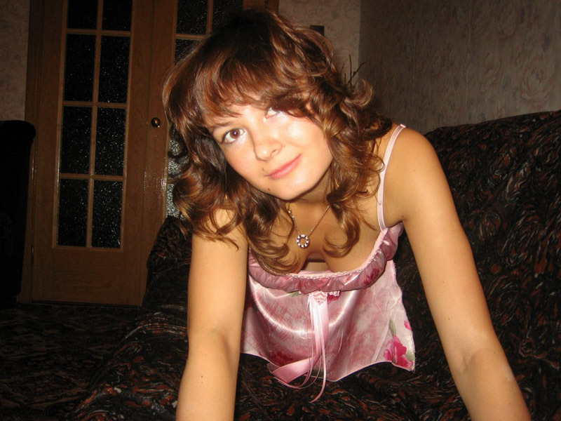 Русская телка с чувственной грудью бродит по дому в трусиках 1 фото Русская телка с чувственной грудью бродит по дому в трусиках 1 фото