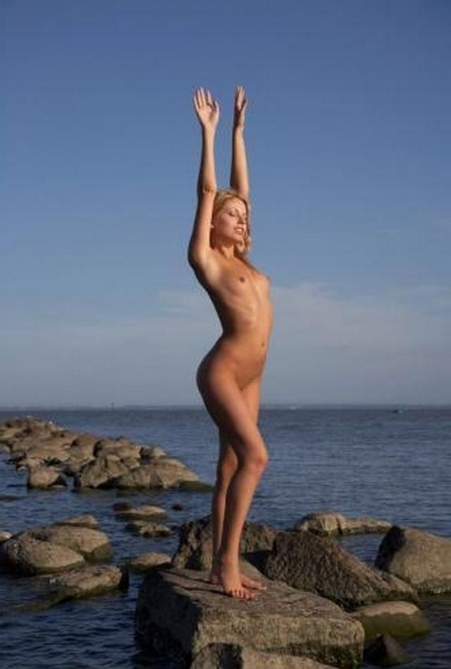 Хрупкая 18-летняя девушка позирует голышом 1 фото Хрупкая 18-летняя девушка позирует голышом 1 фото