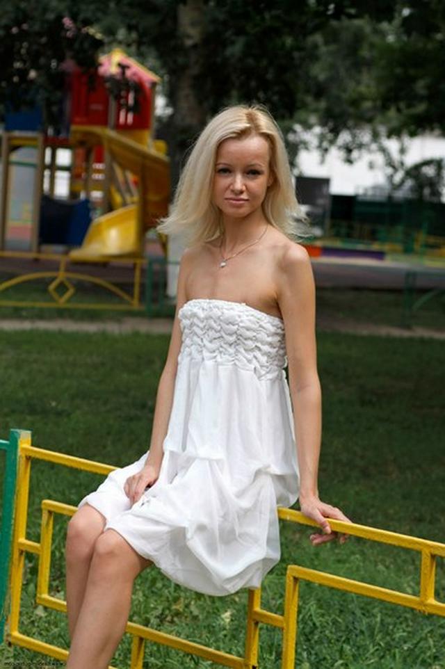 Любит позировать в публичных местах 1 фото Любит позировать в публичных местах 1 фото