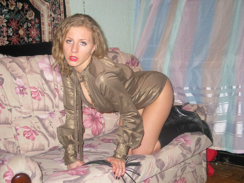 Порочная женщина валяется на диване 16 фото Порочная женщина валяется на диване 16 фото