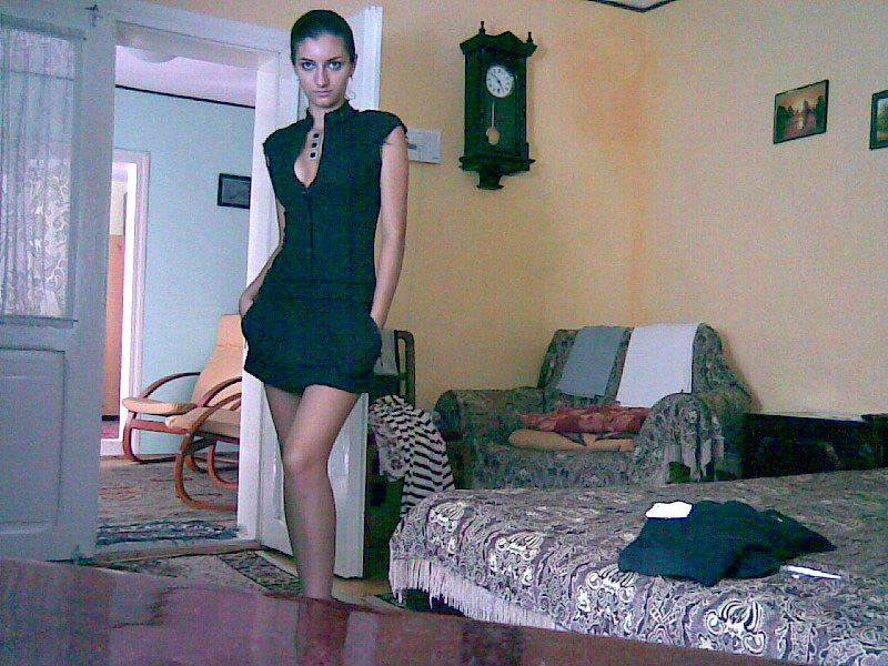 Молодая брюнетка показала нижнее белье 2 фото Молодая брюнетка показала нижнее белье 2 фото