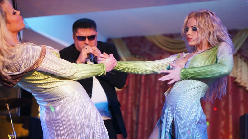 Сексуальные танцовщицы показали упругие сиськи 19 фото Сексуальные танцовщицы показали упругие сиськи 19 фото