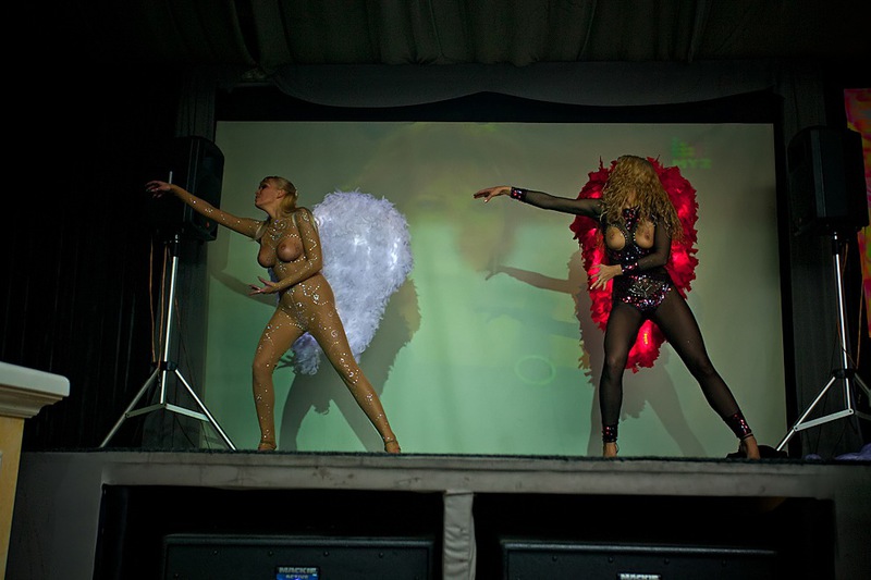 Сексуальные танцовщицы показали упругие сиськи 10 фото Сексуальные танцовщицы показали упругие сиськи 10 фото