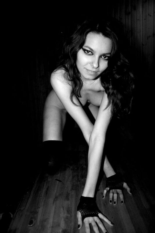 Черно-белые снимки обаятельной брюнетки с чулочками 4 фото Черно-белые снимки обаятельной брюнетки с чулочками 4 фото