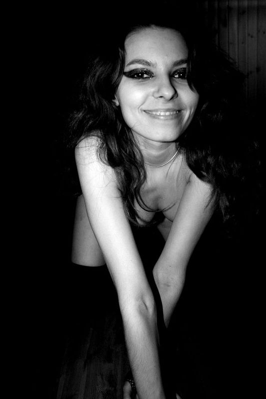 Черно-белые снимки обаятельной брюнетки с чулочками 5 фото Черно-белые снимки обаятельной брюнетки с чулочками 5 фото