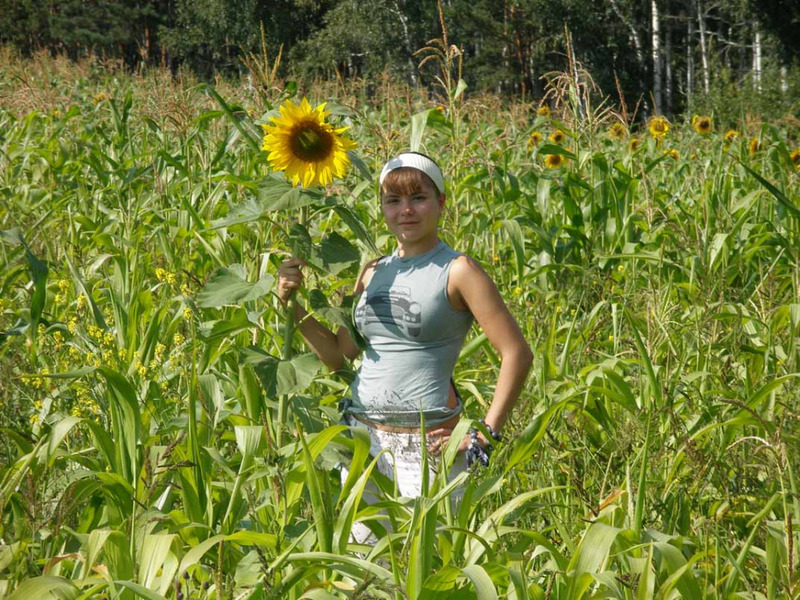 Разделась прямо на поле 1 фото Разделась прямо на поле 1 фото